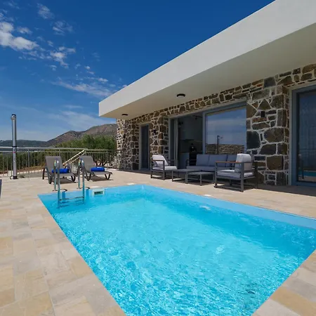 Chryselia Suites- Private Pool *